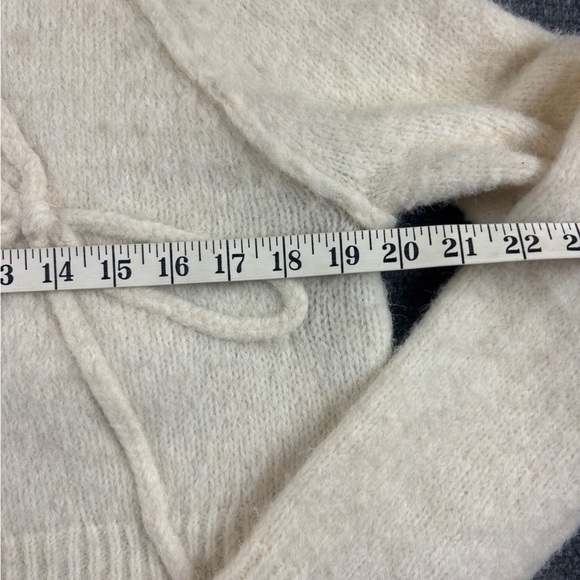 AMERICAN EAGLE Women’s Cream SUPER SOFT Knit Crop Crewneck Bow sweater- Medium - Picture 4 of 6